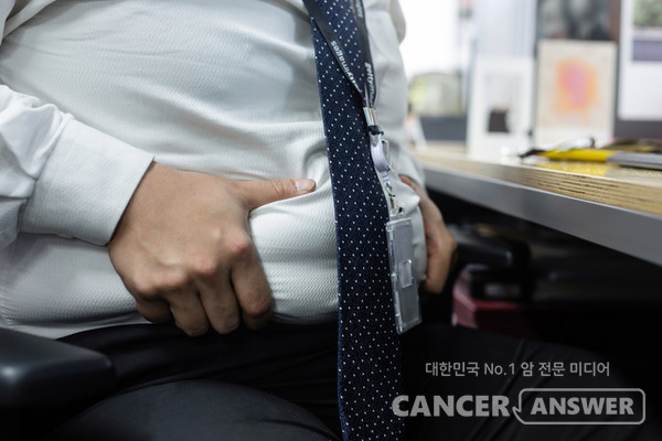 비만한 중년 남성이 전립선암에 걸릴 위험이 높다는 연구가 잇따르고 있다. /게티이미지 뱅크.