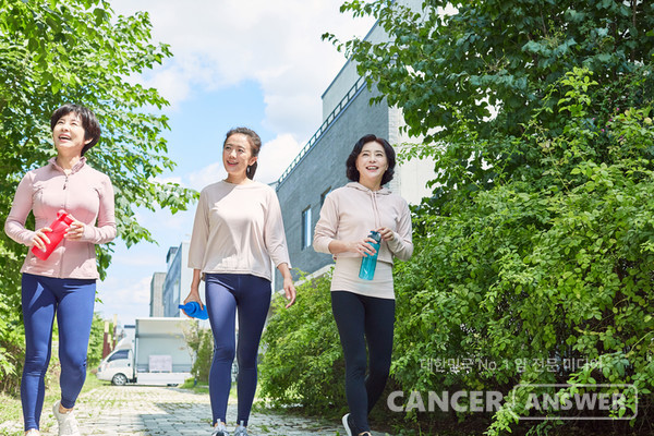 걷기가 몸에 좋은 건 상식이다. 미국 연구에 따르면 걷기 강도보다는 횟수가 사망 위험을 낮추는 데 더 큰 영향을 준다./게티이미지 뱅크