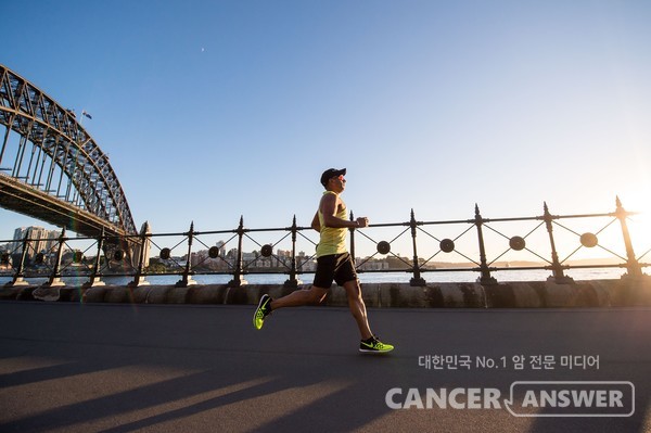 꾸준히 운동하면 남성호르몬을 차단하는 방법으로 전립선암을 치료할 때 생기는 부작용을 막을 수 있다는 연구결과가 나왔다./ unsplash