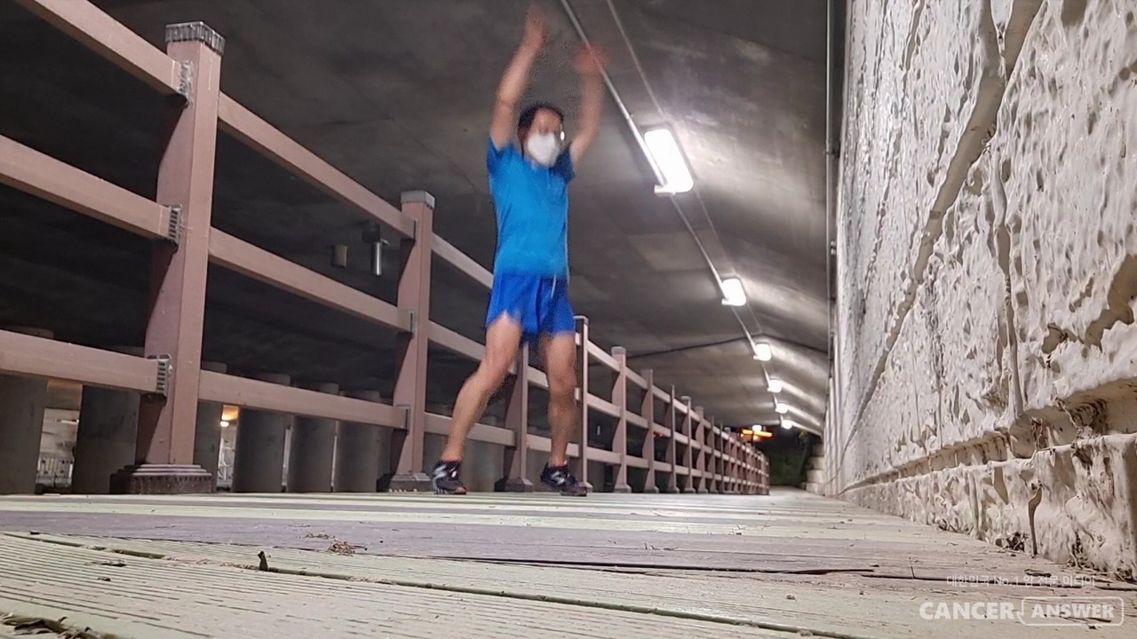 양팔과 양발을 옆으로 벌리며 뛰는 점핑잭. 집콕 상태에서 할 수 있는 최고의 유산소운동으로 꼽을 수 있다. / 캔서앤서DB