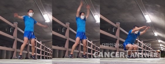 점핑잭은 쉽게, 복잡하고 힘들게 변형시켜 할 수 있다. 스쿼트와 결합하면 하체 근력운동을 겸한 유산소 운동이 된다. / 캔서앤서DB