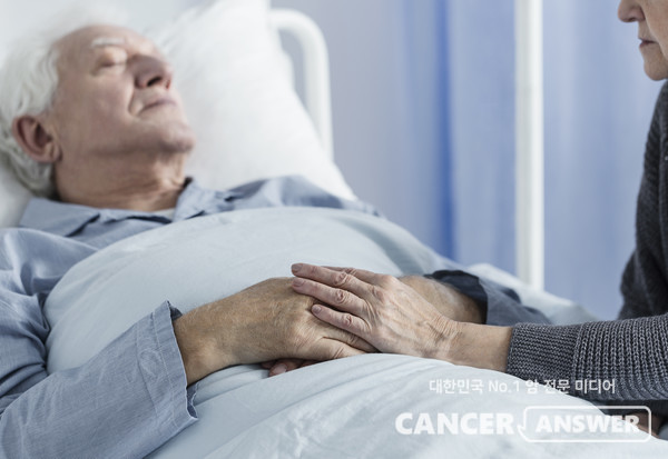 임종을 앞둔 암 환자 중 상당수는 수면시간이 증가하고 섬망이 나타나는 증상을 보인다. /게티이미지뱅크